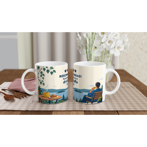Två muggar med sjöutsikt och en man som dricker kaffe i en trädgårdsstol