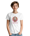 Mjukglass-tryck med vaniljglass i våffla på rosa/orange cirkel på vit t-shirt.