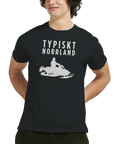 Svart t-shirt med vitt tryck: "TYPISKT NORRLAND" och en snöskoter med förare.