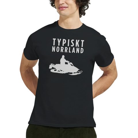 Svart t-shirt med vitt tryck: "TYPISKT NORRLAND" och en snöskoter med förare.