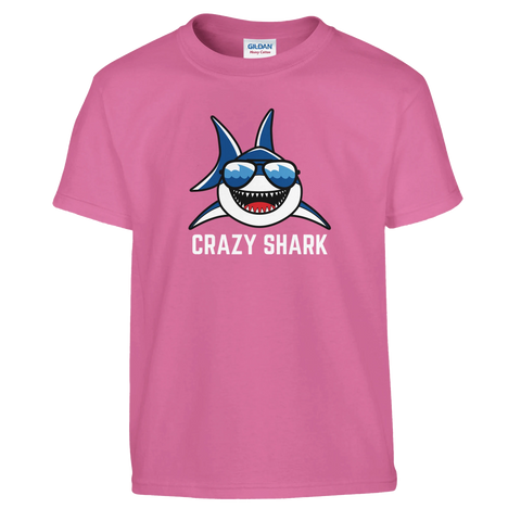 Tecknad haj med solglasögon och text "CRAZY SHARK" på rosa barntröja.