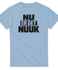 NU ER DET NUUK" svart text på ljusblå t-shirt, minimalistisk design.