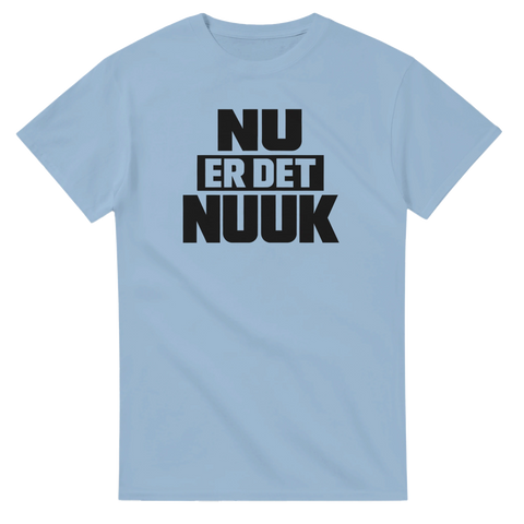 NU ER DET NUUK" svart text på ljusblå t-shirt, minimalistisk design.