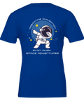 Dabbande astronaut i rymden, "Rebooting Civilisation Elon Musk Space Adventures" på kungsblå t-shirt.