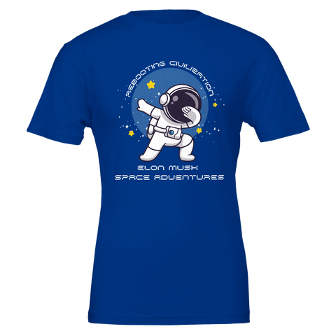 Dabbande astronaut i rymden, "Rebooting Civilisation Elon Musk Space Adventures" på kungsblå t-shirt.