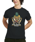 Piña Colada Beach-motiv med ananasskalle, solglasögon, palmer, havsvågor och ölflaskor på svart t-shirt.