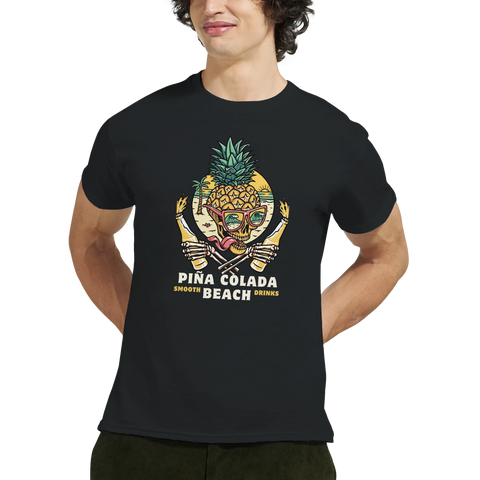 Piña Colada Beach-motiv med ananasskalle, solglasögon, palmer, havsvågor och ölflaskor på svart t-shirt.