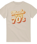 Beige t-shirt med 70-tals inspirerad textdesign i varma toner