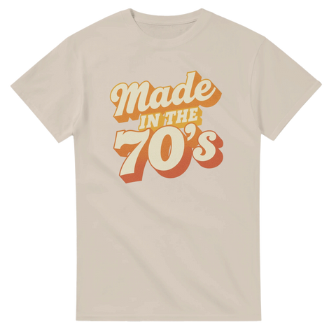 Beige t-shirt med 70-tals inspirerad textdesign i varma toner