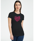 Kvinna bär svart t-shirt med rosa statement-design i mjuk typografi