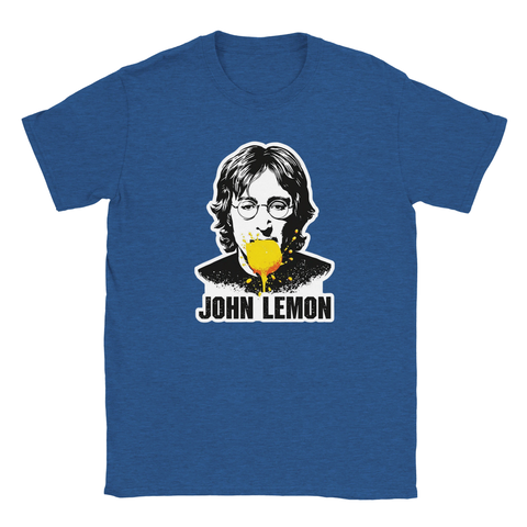 Rolig ordlek som grafiskt motiv på en kungsblå t-shirt