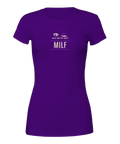 Lila t-shirt med MILF-text och grafiska blinkande ögon