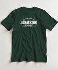 Mörkgrön t-shirt med texten Johansson – A Family of Originals, liggande plant