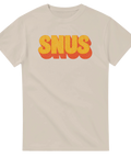 70-tals retro "SNUS" texttryck i orange och gult med skugga på en beige t-shirt.