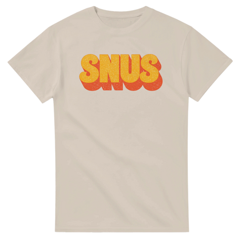 70-tals retro "SNUS" texttryck i orange och gult med skugga på en beige t-shirt.