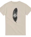 Sandfärgad t-shirt med uttrycksfullt statement-motiv av en fjäder och nattlandskap