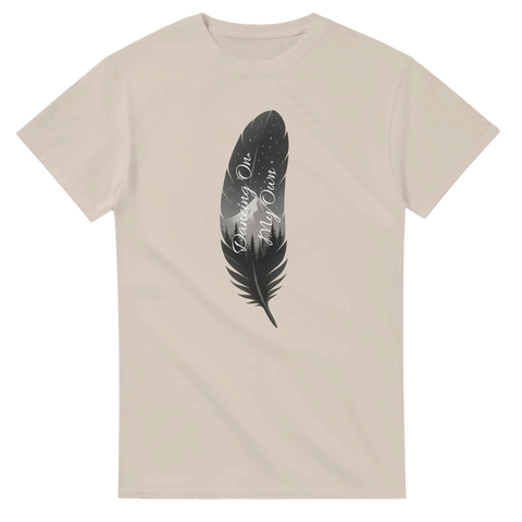 Sandfärgad t-shirt med uttrycksfullt statement-motiv av en fjäder och nattlandskap