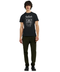 Man bär en svart t-shirt med ett aggressivt gris-motiv och hårdrockstext