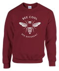 Vitt stiliserat bi med texten "BEE COOL BEE DIFFERENT" på mörkvinröd sweatshirt.