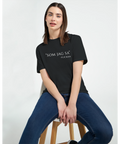 Som jag sa" -Flickan text på svart dam-t-shirt, minimalistisk typografi.