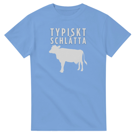 Lokal dialekt och kossmotiv i vitt tryck på en ljusblå t-shirt