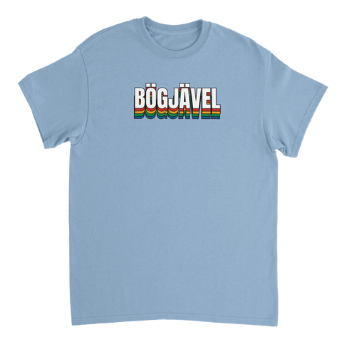 Kaxig illustration med texten Bögjävel på en ljusblå t-shirt
