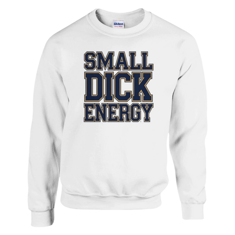 SMALL DICK ENERGY" i marinblå blockbokstäver med guldkant på vit sweatshirt.