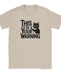 Humoristisk t-shirt med grafiskt kattmotiv på sandfärgat tyg