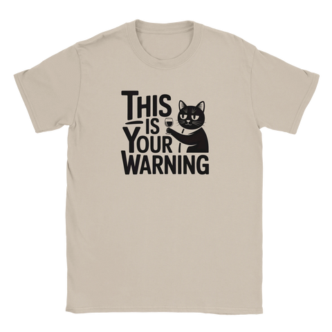 Humoristisk t-shirt med grafiskt kattmotiv på sandfärgat tyg