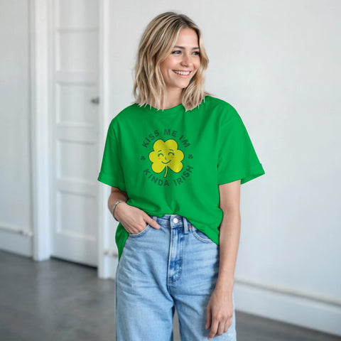 Kvinna bär en grön t-shirt med en glad gul fyrklöver och irländsk text