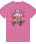 Rosa t-shirt med Sorry Girls I'm Gay tryck i regnbågens färger