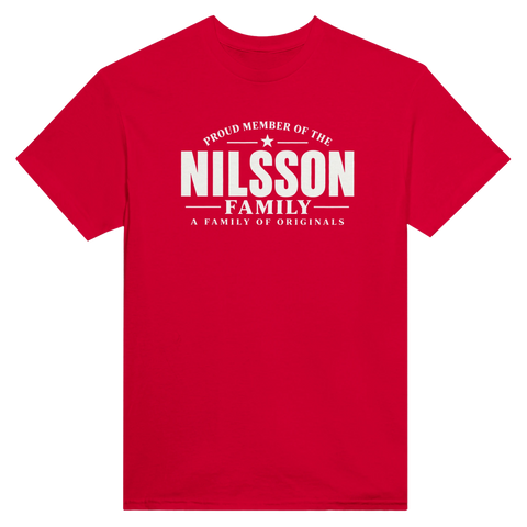 Röd t-shirt med texten Nilsson – A Family of Originals