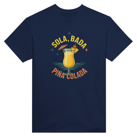 Klassiskt semestermotiv med cocktail och vågor – rolig t-shirt för sommaren