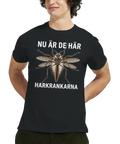 Närbild på en man i en t-shirt med roligt insektsmotiv och text