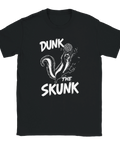 Svart t-shirt med rå grafisk illustration och texten Dunk the Skunk