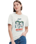 Kvinna bär vit t-shirt med nostalgiskt tryck av skålande par i retrostil