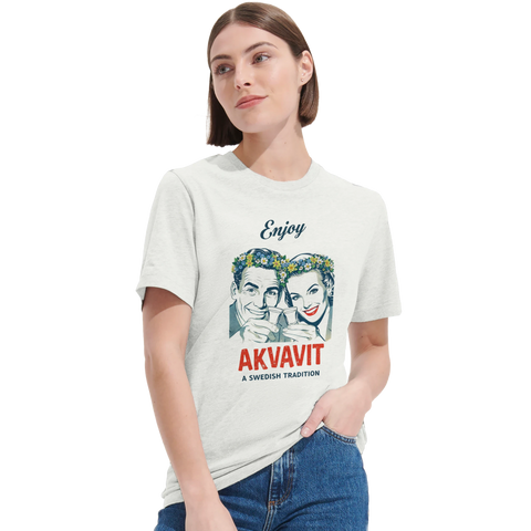 Kvinna bär vit t-shirt med nostalgiskt tryck av skålande par i retrostil
