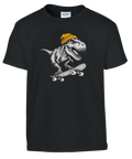 Svart barn-t-shirt med en T-Rex i gul mössa på skateboard.