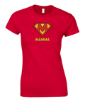 Röd t-shirt med gult och rött M-emblem – superhjälte-tema för mamma
