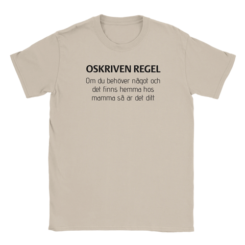 Text "OSKRIVEN REGEL Om du behöver något och det finns hemma hos mamma så är det ditt" på beige t-shirt.