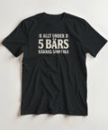 Svart t-shirt med texten Allt under 5 bärs räknas som fika, liggande på ljus bakgrund.