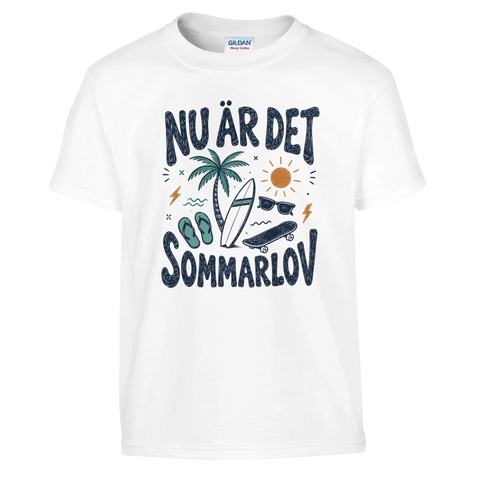 Lekfull illustration med palm och surfbräda – sommarlov t-shirt för barn