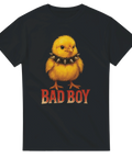 T-shirt med gul kyckling i nithalsband och texten "BAD BOY"
