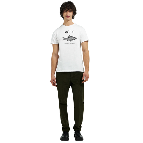 Vit t-shirt med en svartvit bild av en mört och texten “MÖRT RUTILUS RUTILUS” på bröstet.