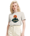 Minimalistiskt berglandskap med orange sol på ekologisk vit t-shirt.