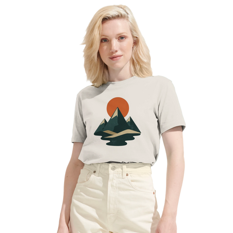 Minimalistiskt berglandskap med orange sol på ekologisk vit t-shirt.