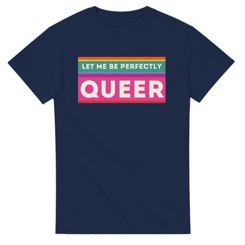 Mörkblå t-shirt med regnbågsfärgad text "LET ME BE PERFECTLY QUEER" tydligt.