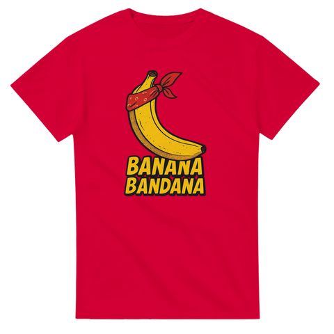 T-shirt med roligt motiv av banan med röd bandana och texten Banana Bandana – humoristiskt streetwearmotiv.