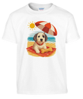 Barn-t-shirt med valp på strandfilt under parasoll vid havet