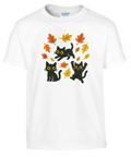 Barn t-shirt med tre svarta katter som leker bland höstlöv.